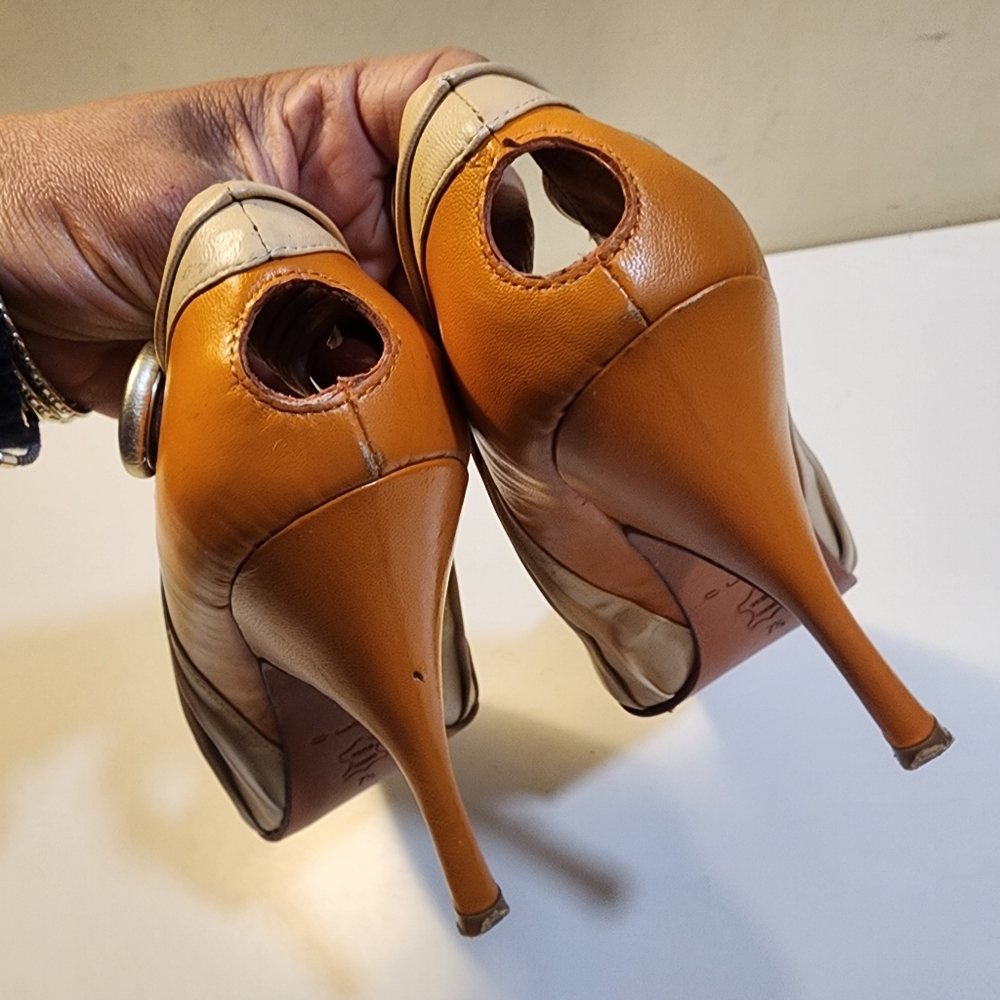 C. Label Two-Tone Orange and Cream Pointed-Toe Heels Sz 7.5 - Picture 6 of 16